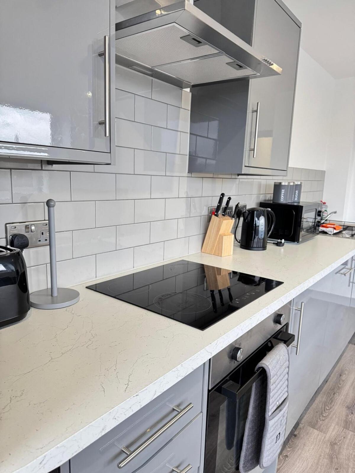 Fully Furnished 2-Bedroom With City View, Wifi And Free Parking By Brookland Stays Yeadon Exterior foto