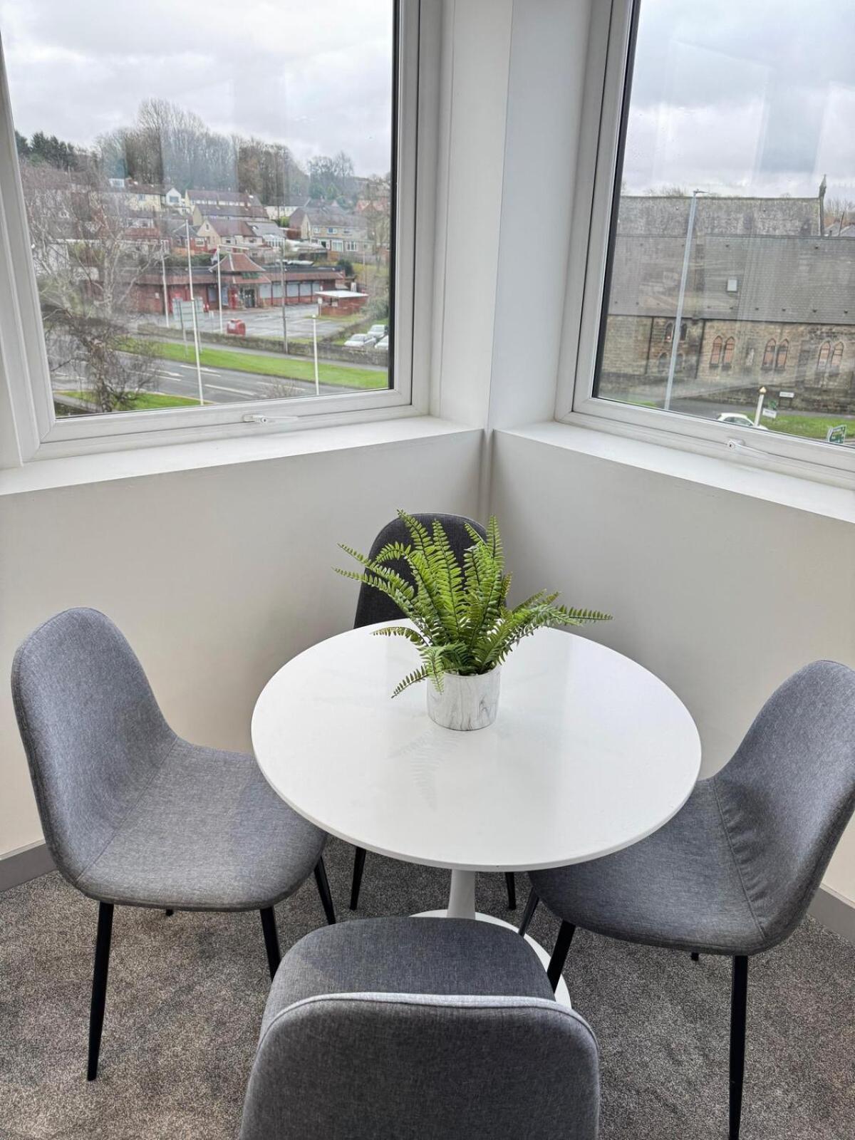 Fully Furnished 2-Bedroom With City View, Wifi And Free Parking By Brookland Stays Yeadon Exterior foto